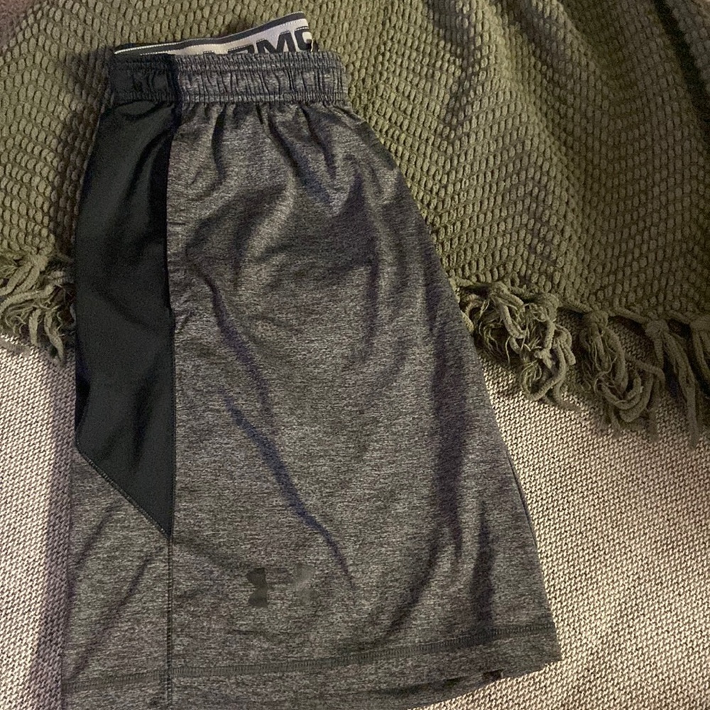 GRAY/BLACK UNDER ARMOUR SHORTS